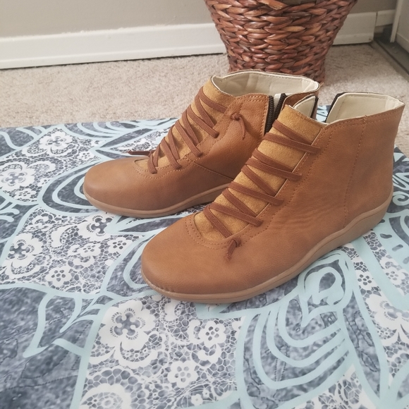 Boots - Picture 3 of 5